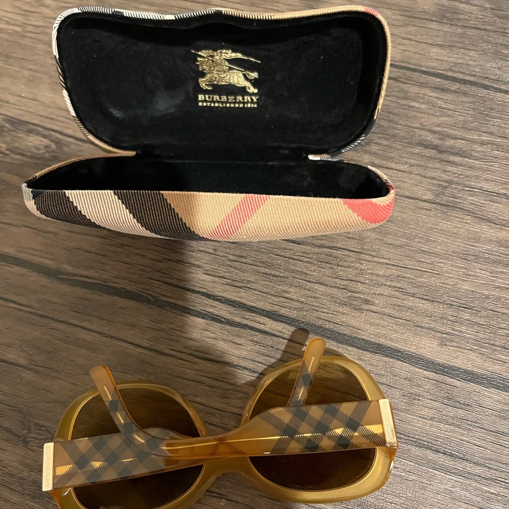 Oversized Burberry Sunglasses - Picture 5 of 7